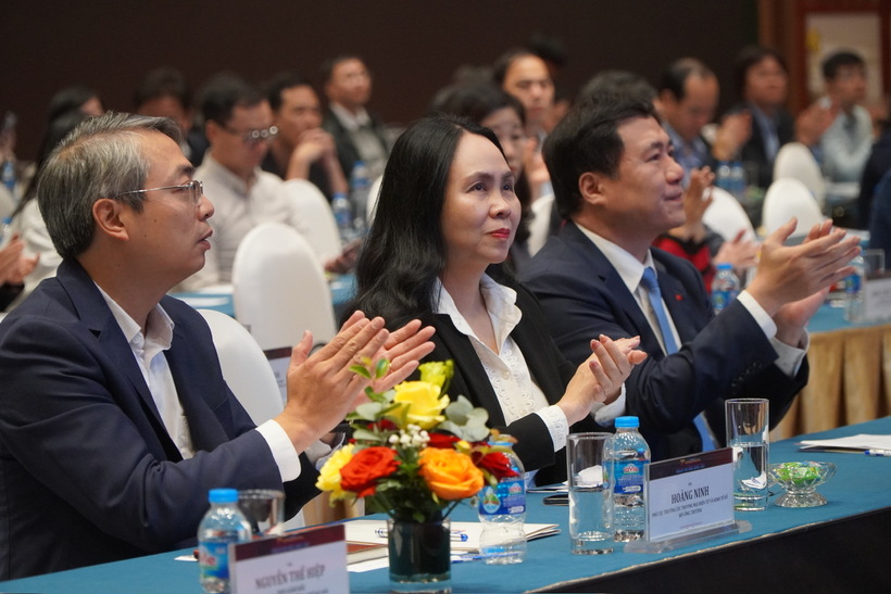 Deputy Minister Nguyen Sinh Nhat Tan attends the forum.