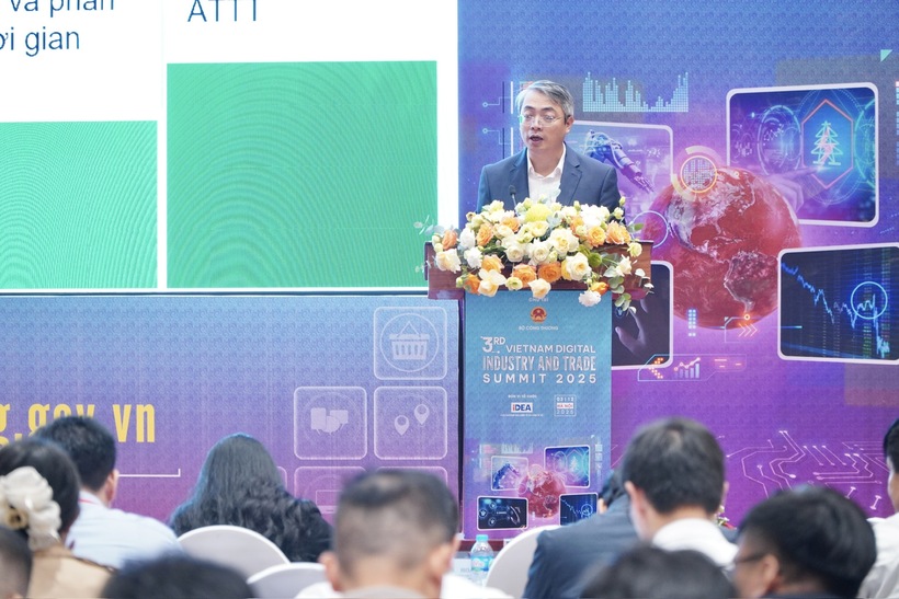 Hoang Ninh, Deputy Director of the Department of E-commerce and Digital Economy, reports at the forum.