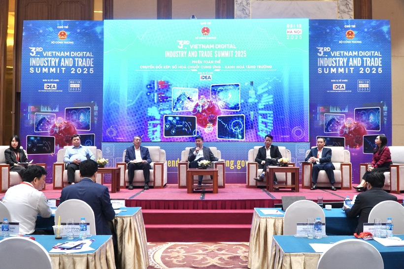 The roundtable at the forum is attended by numerous experts in the field.