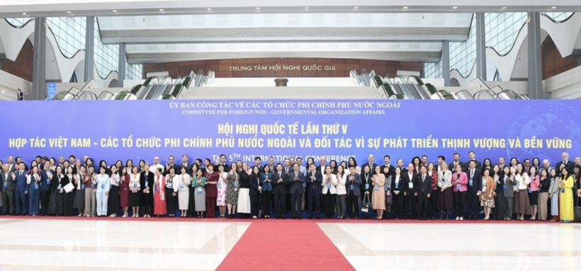 Deputy Prime Minister Bui Thanh Son poses for a group photo with conference delegates. Photo: VGP