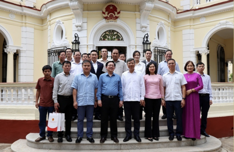 The Deputy Prime Minister and the delegation take a souvenir photo with officials and staff of the Vietnamese Embassy in Cuba. Photo: VGP