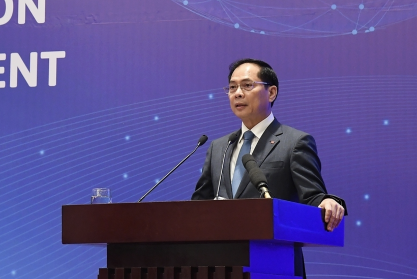 The Deputy Prime Minister emphasizes that cooperation between Vietnam and foreign NGOs is an integral part of the national development strategy. Photo: VGP