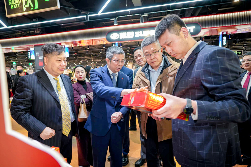 Vietnamese Ambassador to China Phạm Thanh Bình introduces Vietnamese products to Chinese partners.