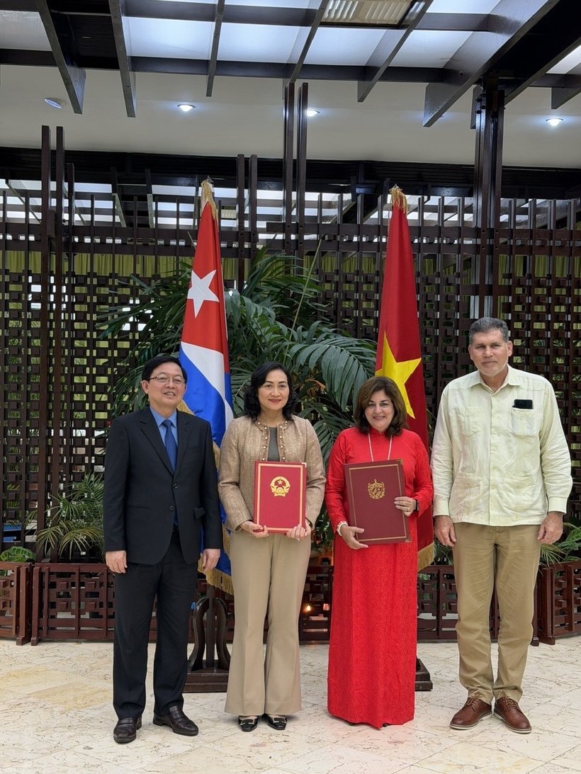 Ceremony to present the Minutes of the first meeting of the Joint Committee on the implementation of the Vietnam - Cuba Trade Agreement.