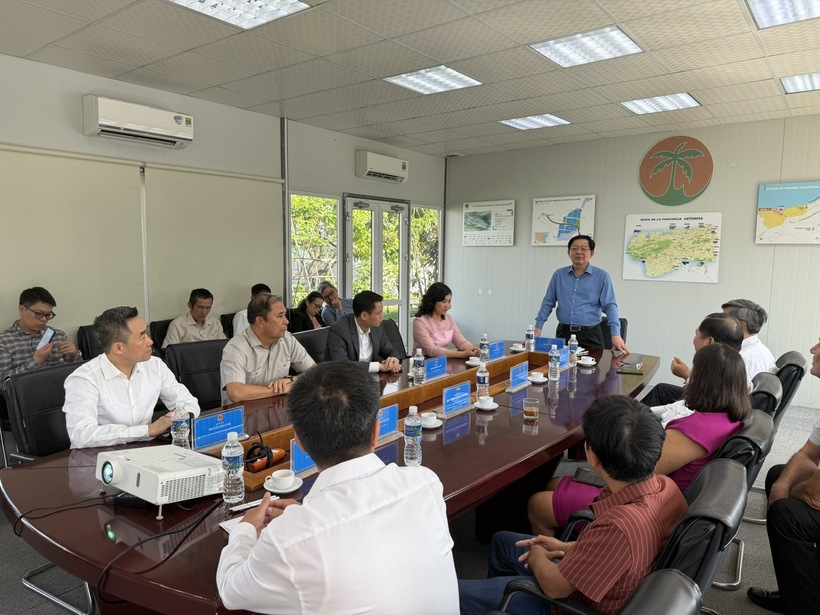 The delegation pays a visit to the Vimariel Industrial Park.