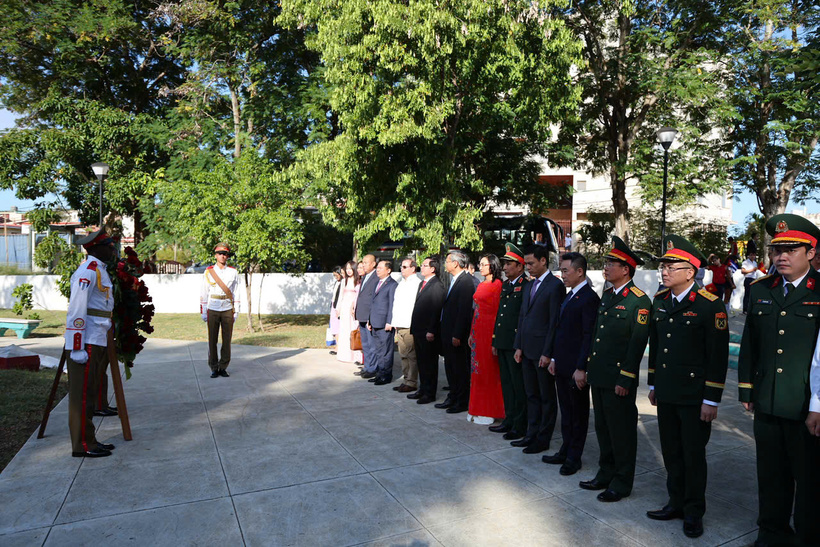 The delegation offers flowers in commemoration of President Ho Chi Minh in Havana.
