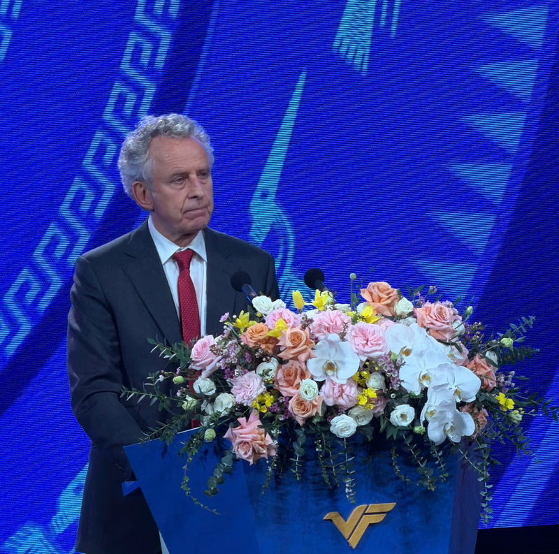 Professor Richard Henry Friend, Chair of the VinFuture Prize Council, delivers remarks at the 2025 VinFuture Award Ceremony. Photo: Nguyen Minh.
