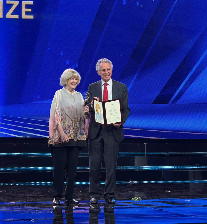 Professor Mary-Claire King of the US receives the 2025 VinFuture Special Prize for Female Scientists for discovering the BRCA1 gene linked to breast and ovarian cancer risk, a breakthrough that laid the foundation for genetic testing, screening programs and personalized treatment. Photo: Nguyen Minh.