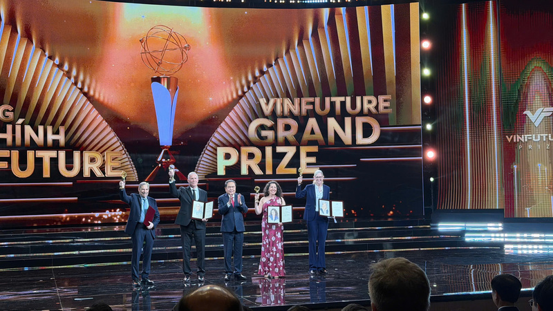 National Assembly Chairman Tran Thanh Man presents the 2025 VinFuture Grand Prize to the laureates. Photo: Nguyen Minh.
