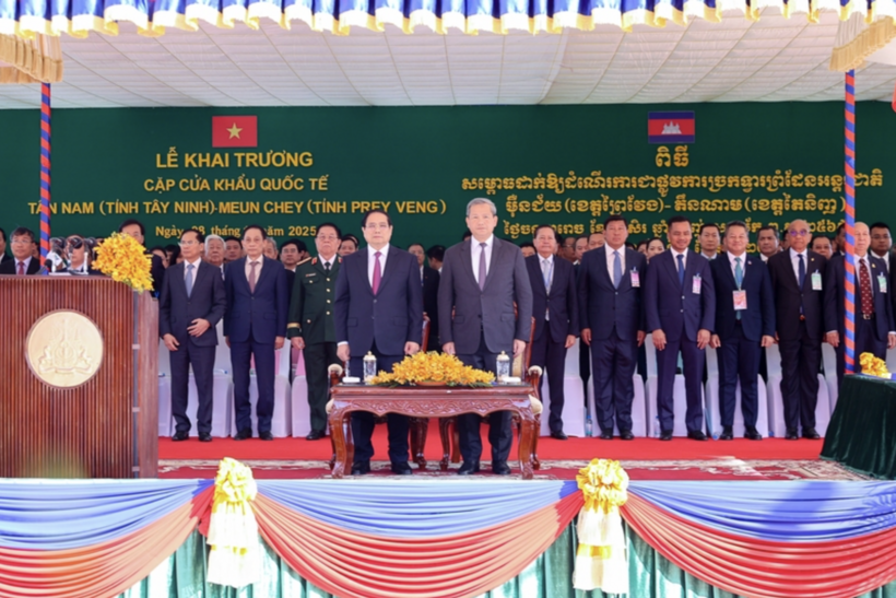 Prime Minister Pham Minh Chinh and Cambodian Prime Minister Samdech Thipadei Hun Manet co-chair the inauguration ceremony of the Tan Nam (Tay Ninh province) - Meun Chey (Prey Veng province) international border gate pair. Photo: VGP