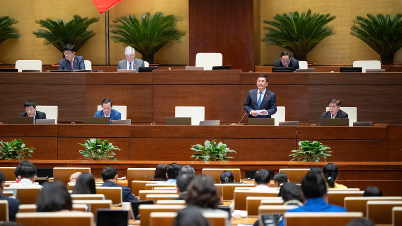 Minister Nguyen Hong Dien clarifies key issues raised by National Assembly deputies.