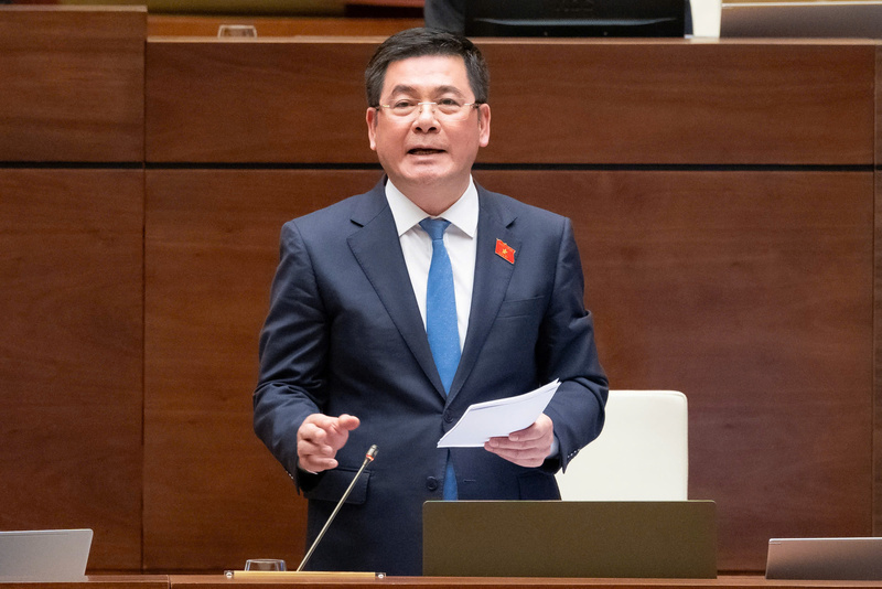 Minister of Industry and Trade Nguyen Hong Dien speaks at the session.