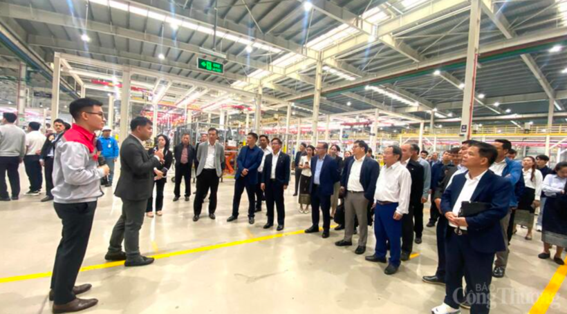 A working delegation from the Ministries of Industry and Trade of Việt Nam and Laos pay a visit to, and hold a working session at, the Thanh Cong Viet Hung Automobile Manufacturing Plant.