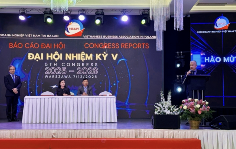 The Commercial Counselor delivers remarks at the Congress.