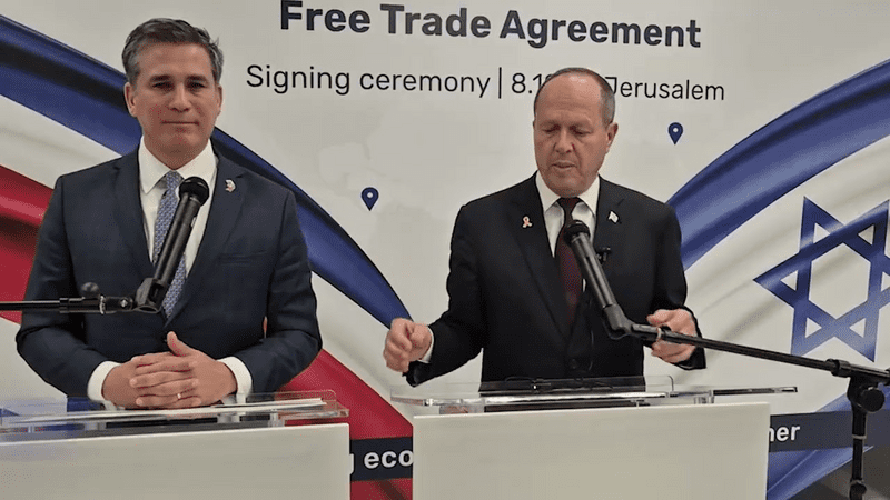 Israel’s Minister of Economy and Industry, Nir Barkat (left), and Costa Rica’s Minister of Foreign Trade, Manuel Tovar Rivera (right), at the signing ceremony of the bilateral Free Trade Agreement in Jerusalem on December 8.