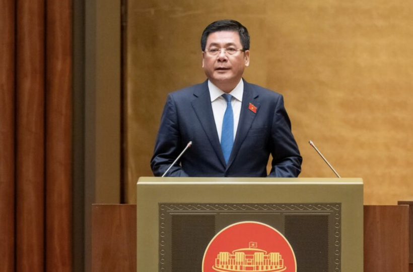 Minister of Industry and Trade Nguyen Hong Dien presents a summary report on the revisions and feedback incorporated into the National Assembly’s Draft Resolution on mechanisms and policies for national energy development