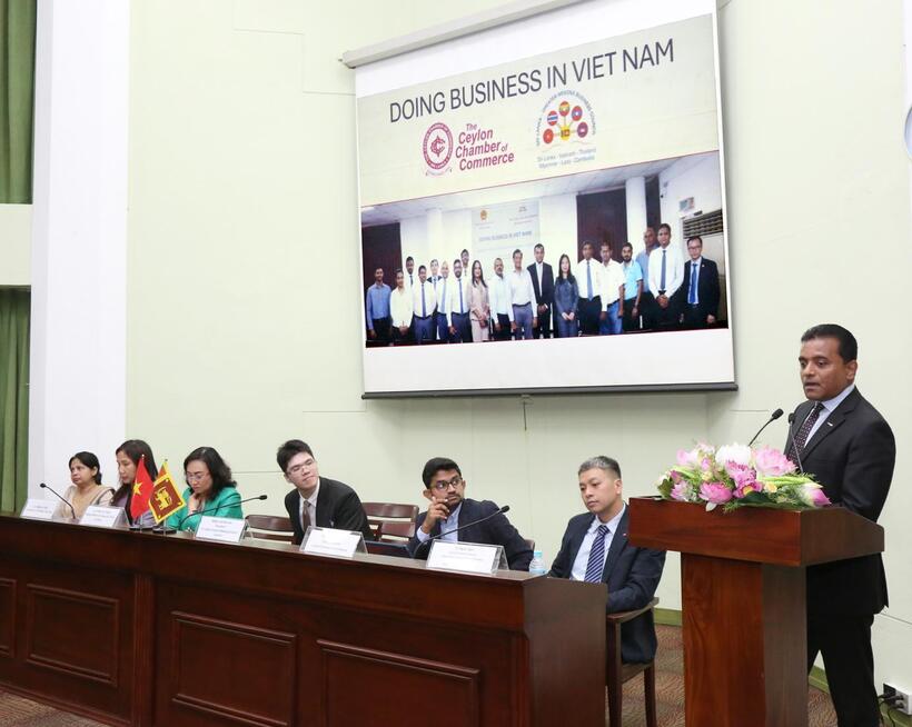 Many Sri Lankan enterprises show strong interest in Vietnamese products such as agricultural goods, seafood, processed foods, building materials, consumer goods, industrial components and agricultural equipment.