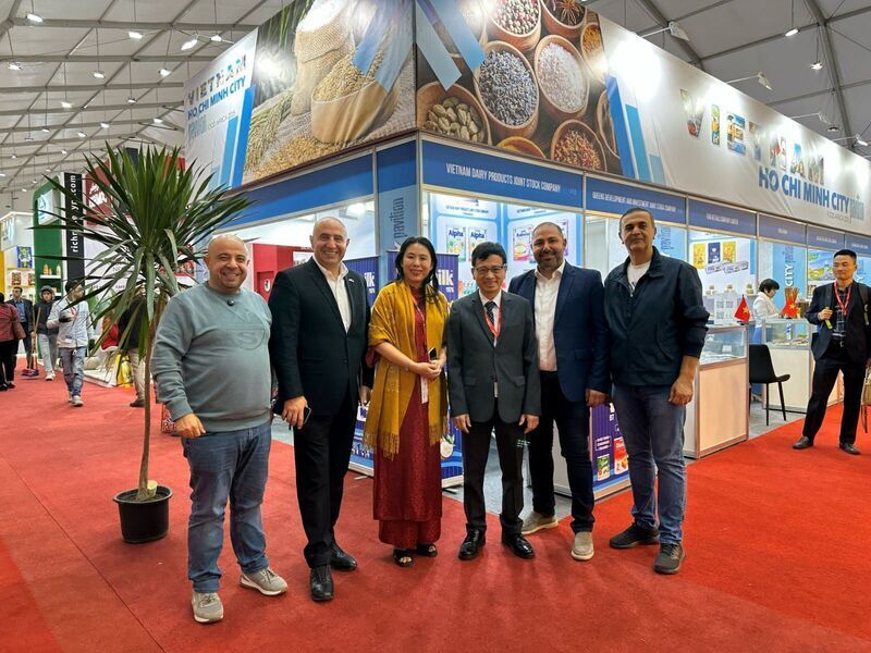 Ho Thi Quyen, ITPC Deputy Director, meets Lebanese businesses at the Ho Chi Minh City Pavilion.