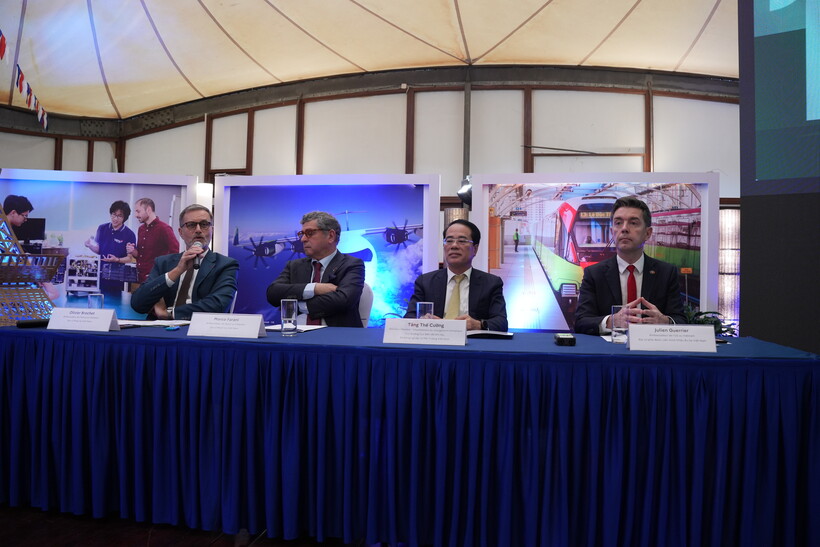 The delegates attend the press conference. Photo: French Embassy.