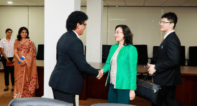 Sri Lanka’s Minister of Trade, Food Security and Development Cooperation welcomes Deputy Minister Phan Thi Thang and the Vietnamese delegation.