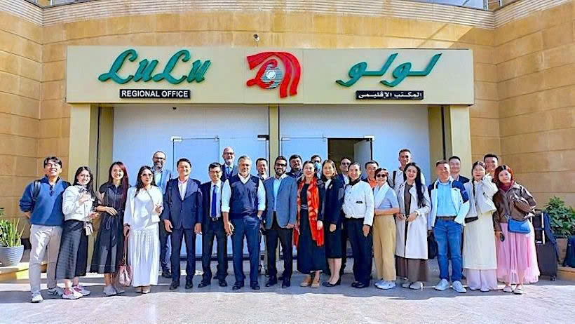 The Ho Chi Minh City business delegation surveys LuLu Hypermarket ahead of the exhibition.