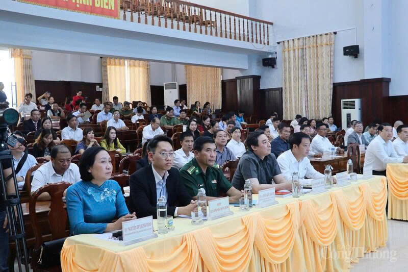 Delegates attend the conference on Vietnam-Cambodia border trade infrastructure.
