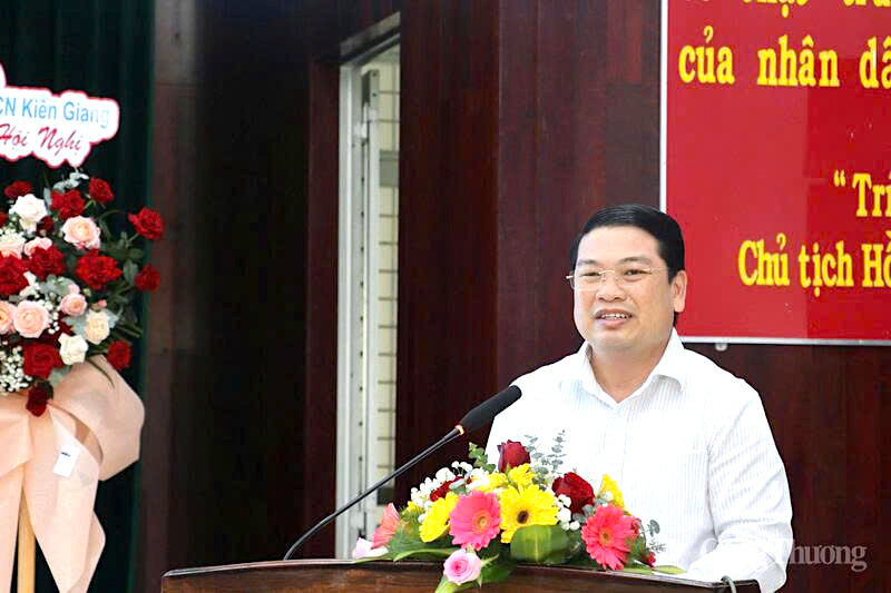 Vice Chairman of the An Giang provincial People’s Committee Le Trung Ho speaks at the event.
