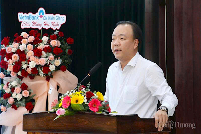 Tran Huu Linh, Director General of the MoIT’s Domestic Market Department, delivers his remarks.