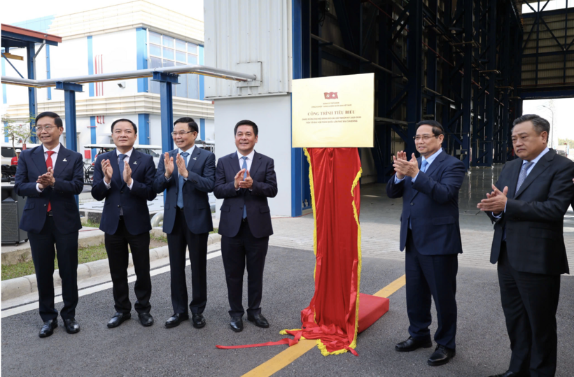 The plaque-unveiling ceremony designating the project as a “Representative Work,” with the participation of Prime Minister Pham Minh Chinh and Minister of Industry and Trade Nguyen Hong Dien, serves as formal recognition of the political and social significance, as well as the scale and stature, of Viet Nam’s first imported LNG-fired power project complex.