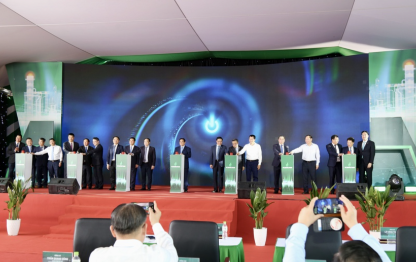 Prime Minister Pham Minh Chinh and delegates press the ceremonial button to inaugurate the Nhon Trach 3 and 4 LNG Power Plants.
