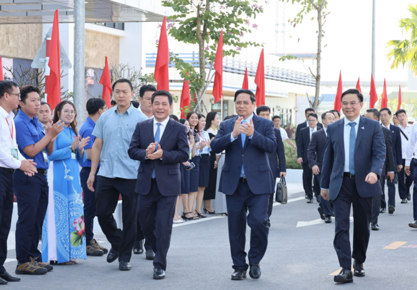 Prime Minister Pham Minh Chinh, Minister of Industry and Trade Nguyen Hong Dien, and other delegates attend the event.
