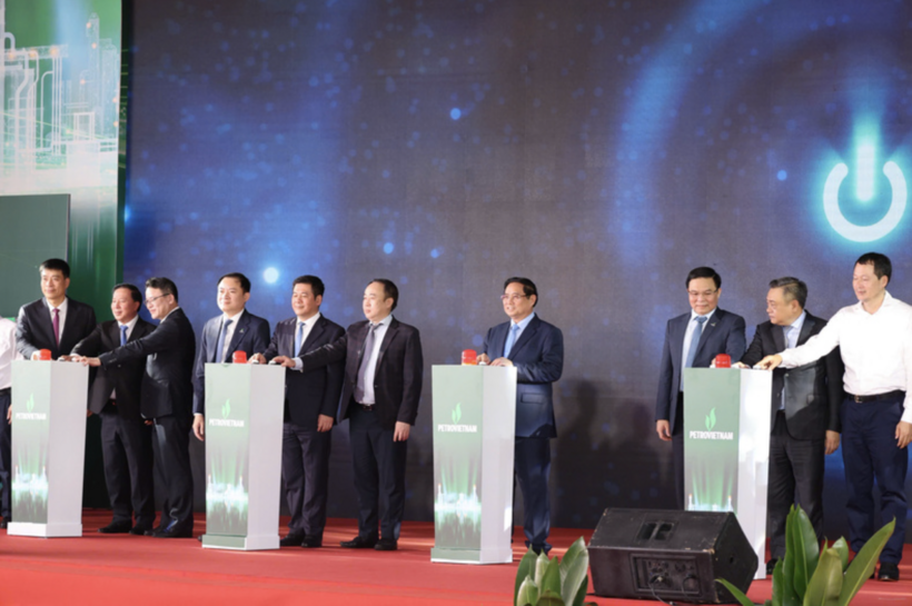 Prime Minister Pham Minh Chinh and Minister of Industry and Trade Nguyen Hong Dien perform the inauguration ceremony of the Nhon Trach 3 and Nhon Trach 4 Power Plants in Dong Nai Province.