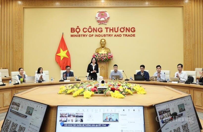 Le Hoang Oanh, Director General of the E-Commerce and Digital Economy Agency, delivers the opening remarks. Photo: Kimtamine