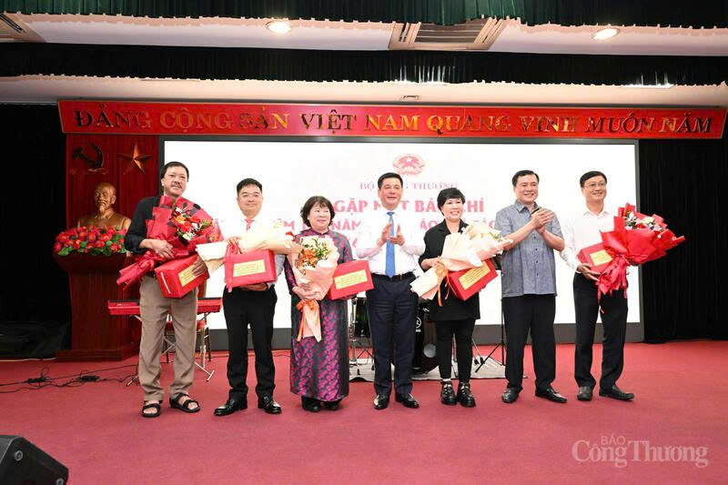 Minister of Industry and Trade Nguyen Hong Dien and Deputy Minister Nguyen Sinh Nhat Tan congratulate leaders of MoIT media agencies.