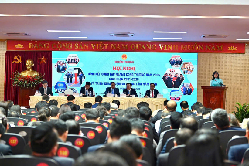 Deputy Minister of Industry and Trade Phan Thi Thang presents the review report on the sector’s performance during the 2021-2025 period.