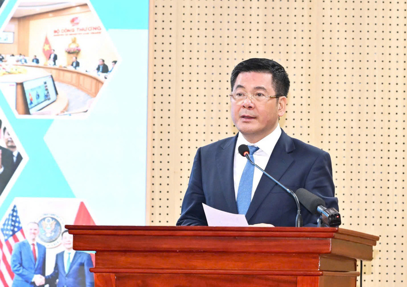 Minister of Industry and Trade Nguyen Hong Dien delivers concluding remarks at the conference.