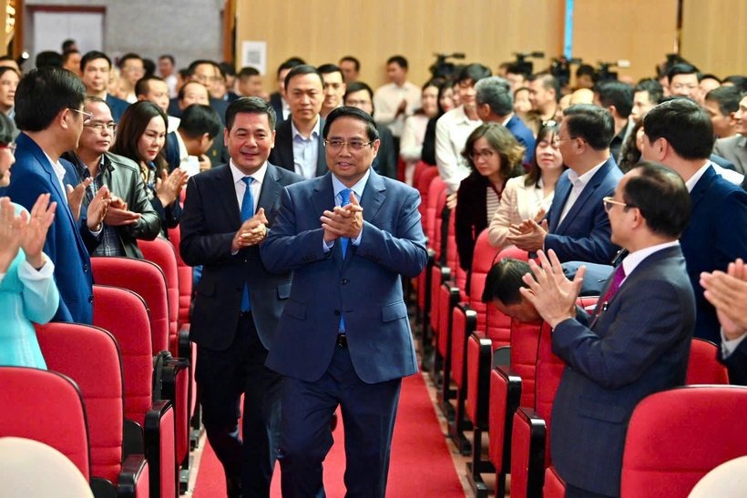 Prime Minister Pham Minh Chinh and Minister of Industry and Trade Nguyen Hong Dien attend the national review conference in Hanoi on December 19, 2025.