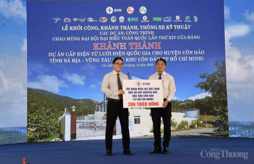Cao Quang Quynh, Member of the Board of Members of the EVN, presents 200 million dong to the Con Dao Special Zone Scholarship Fund. Photo: TD