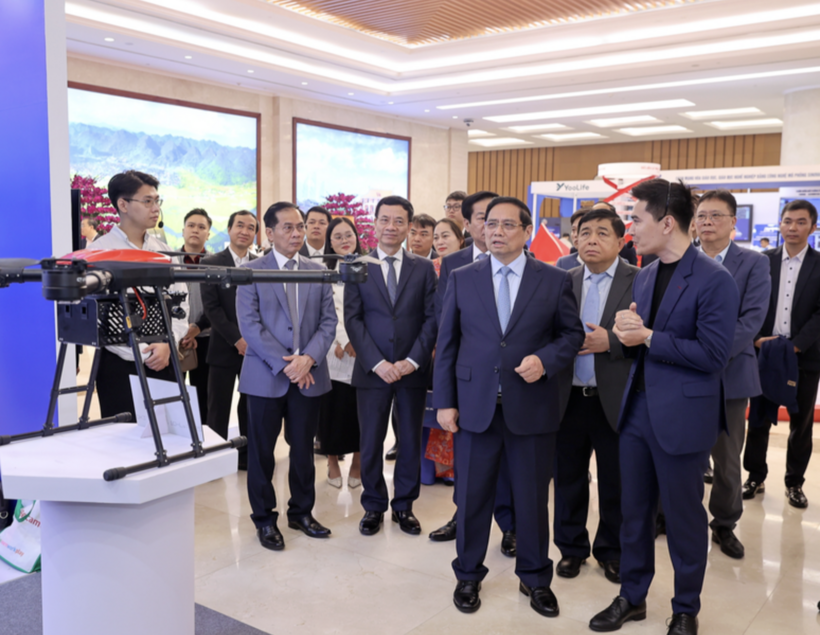 The Prime Minister and delegates tour a showcase of innovative technology products at the forum. Photo: VGP