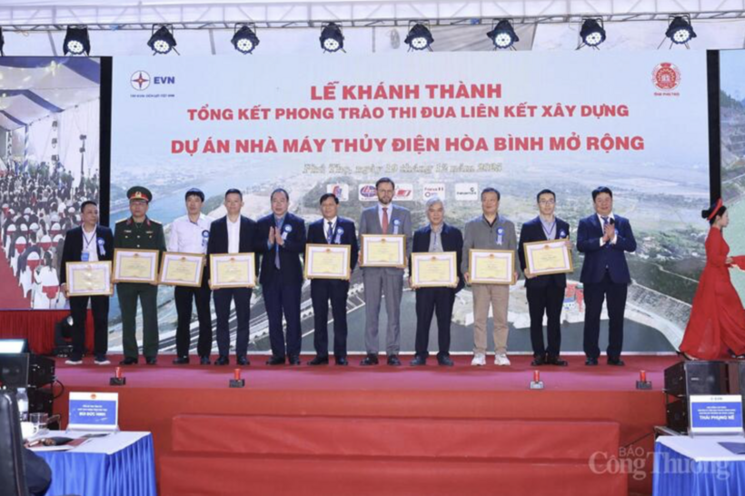 Honoring the collectives and individuals with outstanding achievements in the construction of the Hoa Binh Hydropower Plant expansion project. Photo: TD