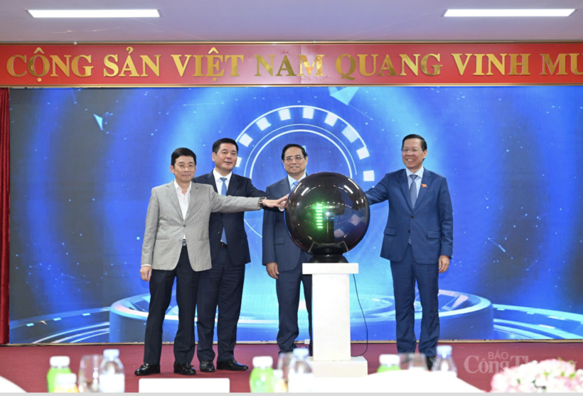 Prime Minister Pham Minh Chinh, together with leaders of ministries and agencies, attends the announcement ceremony of Vietnam’s 2025 import-export results (Photo: Can Dung).