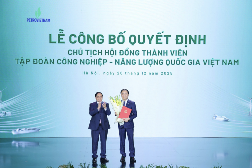 Prime Minister Pham Minh Chinh presents the decision appointing Le Ngoc Son as Chairman of the Vietnam National Industry - Energy Group.