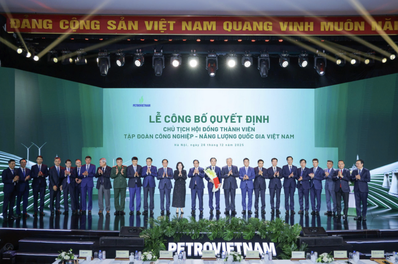 The Prime Minister and leaders of ministries and sectors present congratulatory flowers to the Petrovietnam Chairman.