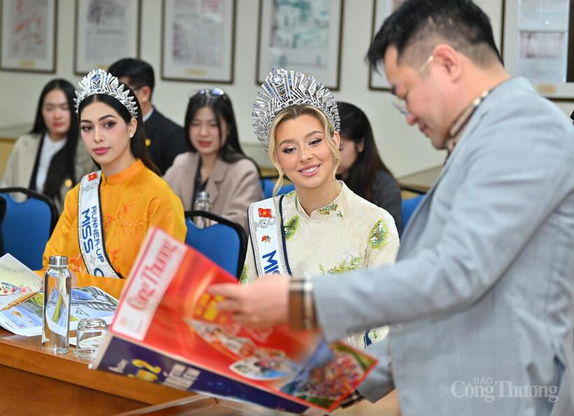 Editor-in-Chief Nguyen Van Minh exchanges views with Miss Cosmo 2025 representatives on the role of industry and trade journalism in the context of international integration.