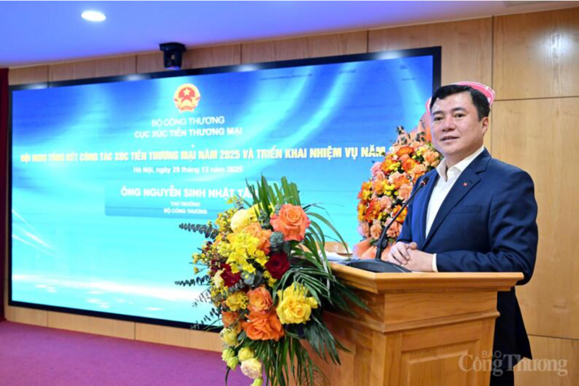 Deputy Minister of Industry and Trade Nguyen Sinh Nhat Tan delivers directions at the conference. Photo: Can Dung