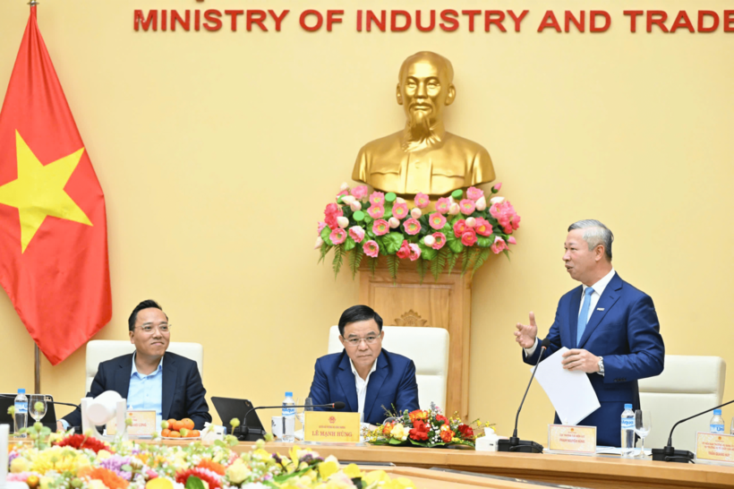 Director General Pham Nguyen Hung delivers the 2025 performance report at the conference.