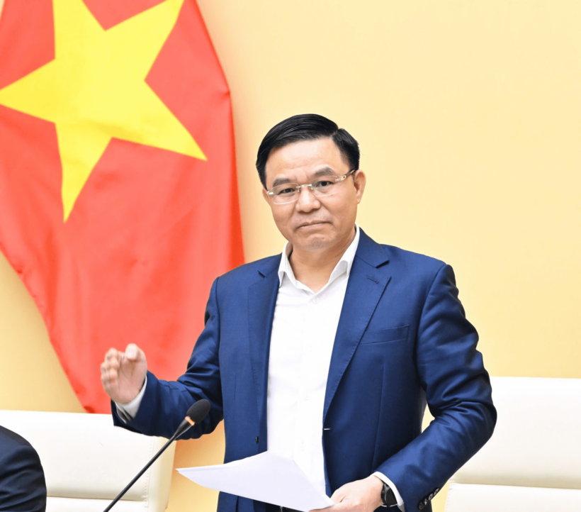 Acting Minister of Industry and Trade Le Manh Hung delivers a keynote address at the conference.