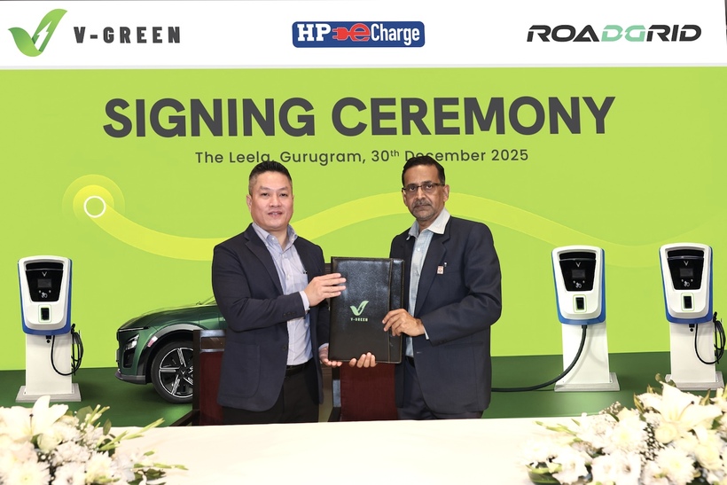 Nguyen Nam Tien, CEO of V-GREEN India (left), and Kushal Kumar Banerjee, Executive Director in charge of Retail Strategy and Business Development at HPCL, at the signing ceremony.
