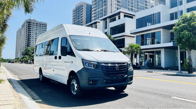 Minibuses with spacious passenger compartments offer a clear competitive edge for tourism and travel companies.