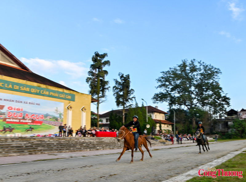 The Bac Ha horse racing festival in Lao Cai province dates back so far that no one knows its exact origins. However, according to elderly Tay and Mong people, the horse parade of local communities has existed for generations. Photo: Nam Nguyen